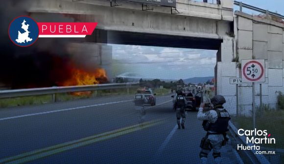 Conflicto entre sindicatos provoca bloqueo y quema de camioneta en la autopista Puebla-Tlaxcala