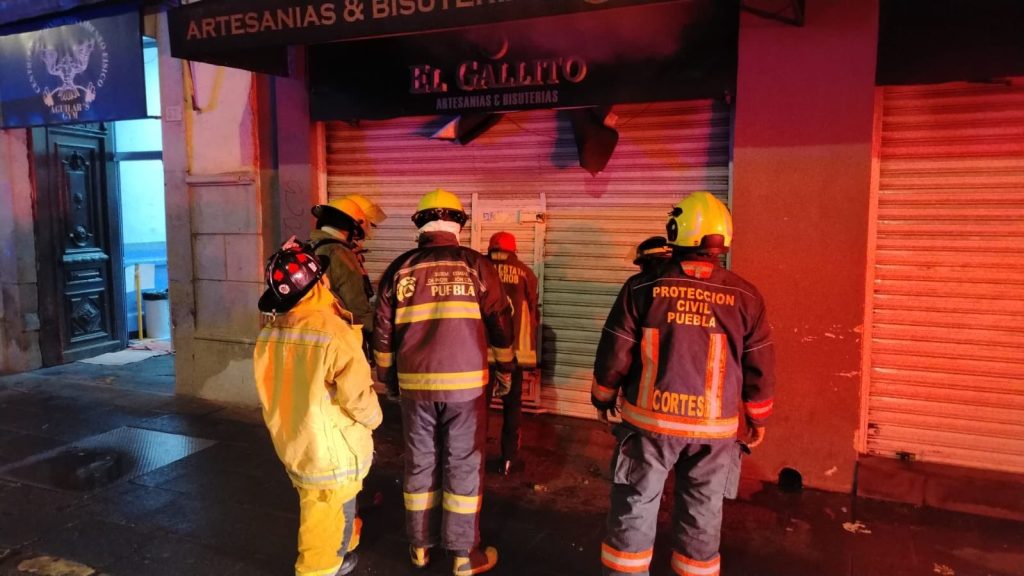 Cortocircuito provoca incendio en tienda "El Gallito" en el Centro Histórico de Puebla 1 Cortocircuito provoca incendio en tienda "El Gallito" en el Centro Histórico de Puebla