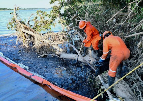 Pemex recupera más de 1.6 millones de litros de hidrocarburo en el río Pantepec