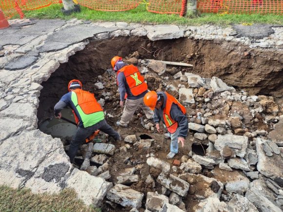G2h4VRcWEAAgpcl Socavones en juntas auxiliares reciben atención prioritaria del Ayuntamiento de Puebla