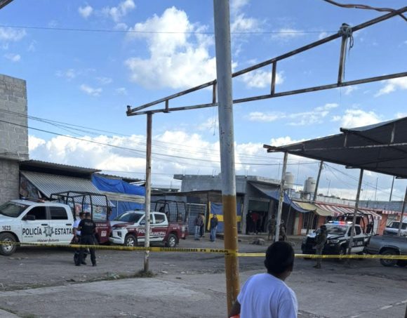 Ejecutan a balazos a hombre en marisquería de San Lucas Atoyatenco