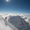 Montañista hace historia al esquiar desde la cima del Everest por la cara más peligrosa