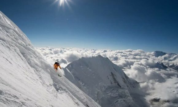 Montañista hace historia al esquiar desde la cima del Everest por la cara más peligrosa