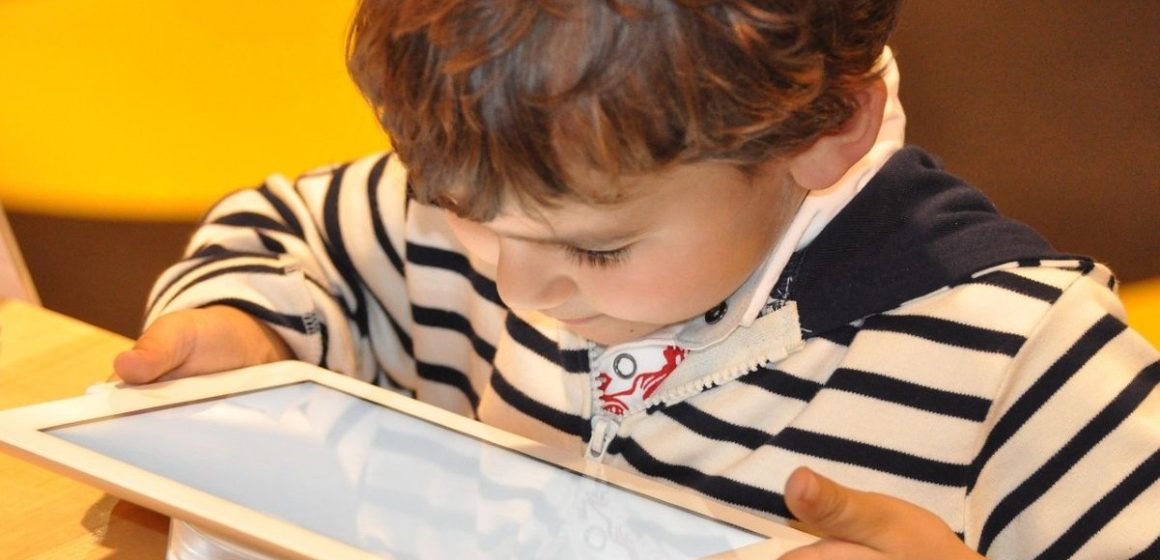 MENORES DE EDAD Uso de tecnología antes de los cinco años puede afectar el desarrollo cognitivo infantil