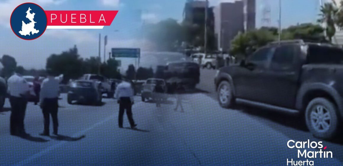 Manifestación de autos “chocolate” bloquea el Periférico Ecológico en Cuautlancingo