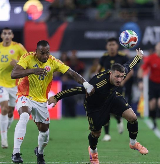 Colombia golea a una desdibujada Selección Mexicana