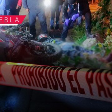 Motociclista muere al chocar contra poste en la federal Puebla-Atlixco