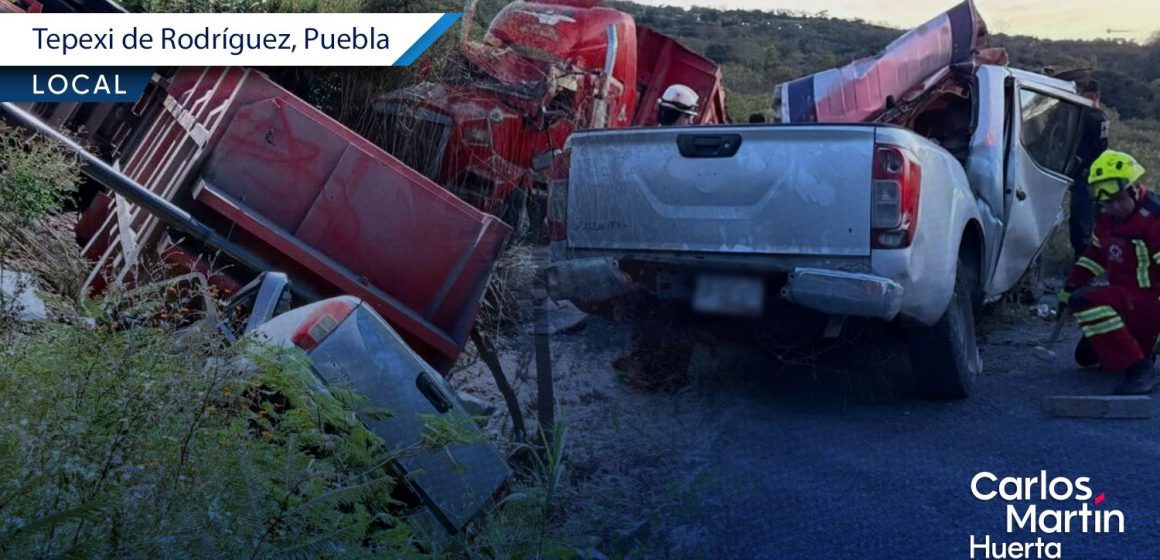 Tragedia en Tepexi: Mueren madre, menor y chofer de camioneta en choque contra tráiler; iban a consulta médica