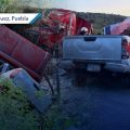 Tragedia en Tepexi: Mueren madre, menor y chofer de camioneta en choque contra tráiler; iban a consulta médica