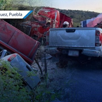 Tragedia en Tepexi: Mueren madre, menor y chofer de camioneta en choque contra tráiler; iban a consulta médica