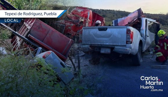 Tragedia en Tepexi: Mueren madre, menor y chofer de camioneta en choque contra tráiler; iban a consulta médica