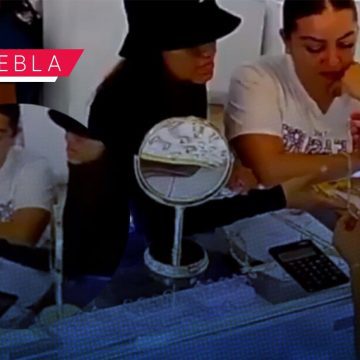Portada Mujeres roban cadena de oro de 50 mil pesos en joyería del Centro Histórico CMH Mujeres roban cadena de oro de 50 mil pesos en joyería del Centro Histórico