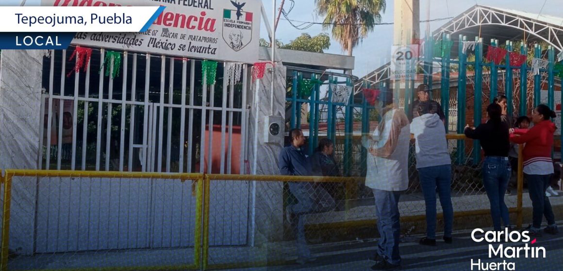 Padres de familia cierran primaria en Tepeojuma tras reinstalación de profesor señalado de acoso
