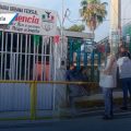 Padres de familia cierran primaria en Tepeojuma tras reinstalación de profesor señalado de acoso