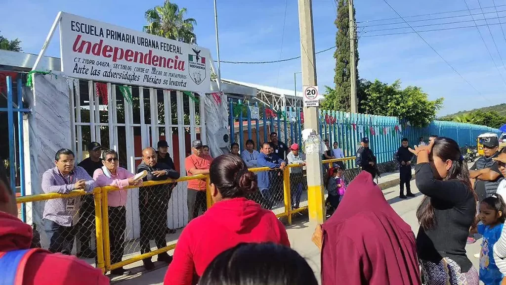 Padres de familia cierran primaria en Tepeojuma tras reinstalación de profesor señalado de acoso 1 Padres de familia cierran primaria en Tepeojuma tras reinstalación de profesor señalado de acoso