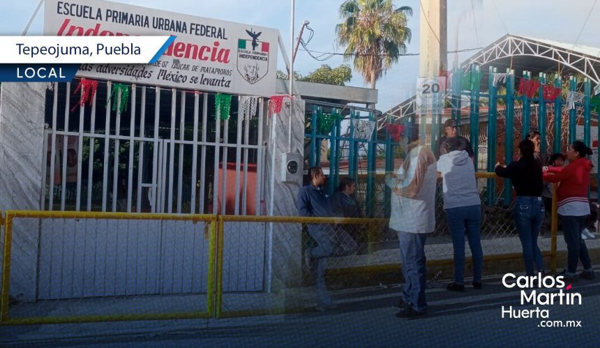 Padres de familia cierran primaria en Tepeojuma tras reinstalación de profesor señalado de acoso
