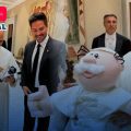 Papa León XIV recibe emblemáticos peluches del Dr. Simi
