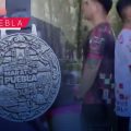 Presentan playeras y medalla del Maratón de Puebla 2025
