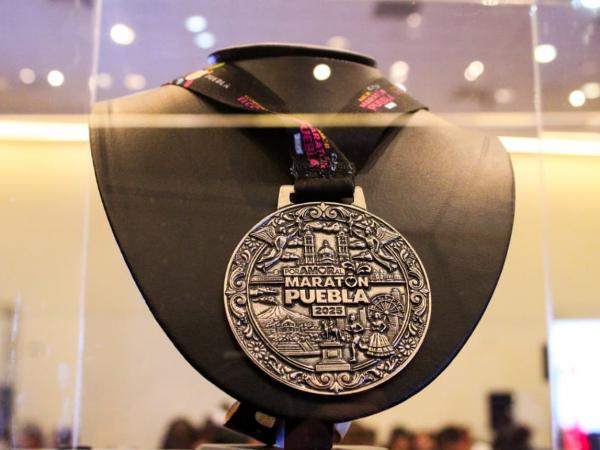 Presentan playeras y medalla del Maraton de Puebla 2025 3