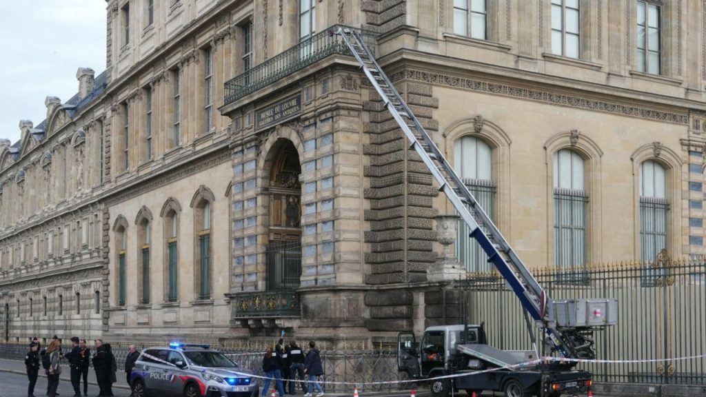 Robo en el Museo de Louvre: Cinco nuevos sospechosos detenidos 1 Robo en el Museo de Louvre: Cinco nuevos sospechosos detenidos