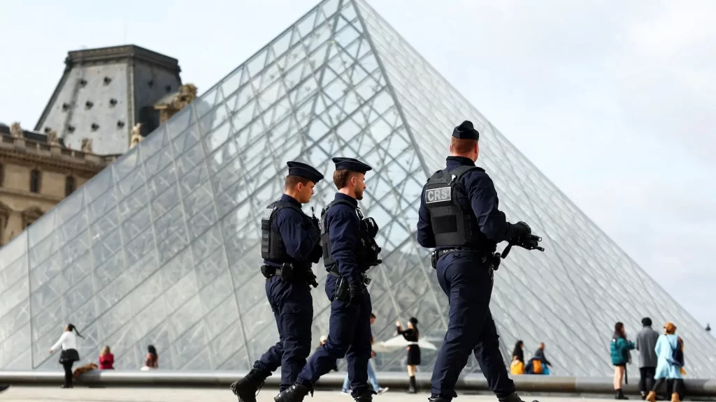 Robo en el Museo de Louvre: Cinco nuevos sospechosos detenidos 2 Robo en el Museo de Louvre Cinco nuevos sospechosos detenidos 3