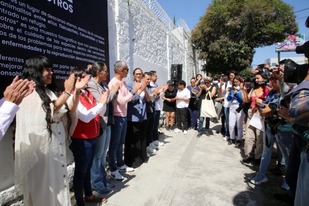 'Siguen entre nosotros': Inauguran exposición fotográfica en el Panteón Municipal de Puebla 2 Siguen entre nosotros Inauguran exposicion fotografica en el Panteon Municipal de Puebla 3
