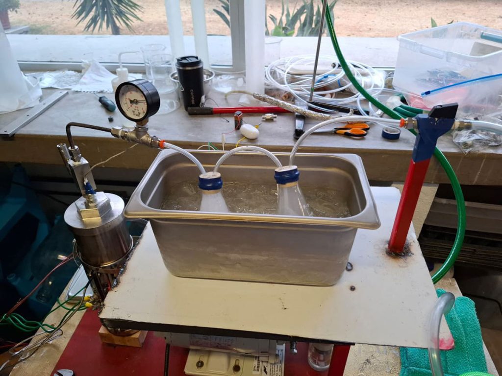Estudiantes poblanos desarrollan tecnología para convertir plásticos en hidrocarburos 1 Sistema combustible IBERO 3