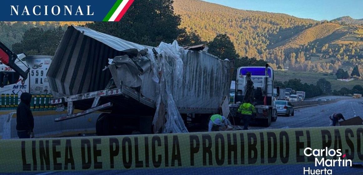 Tráiler termina volcado en la autopista México-Puebla; el conductor murió