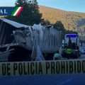 Tráiler termina volcado en la autopista México-Puebla; el conductor murió