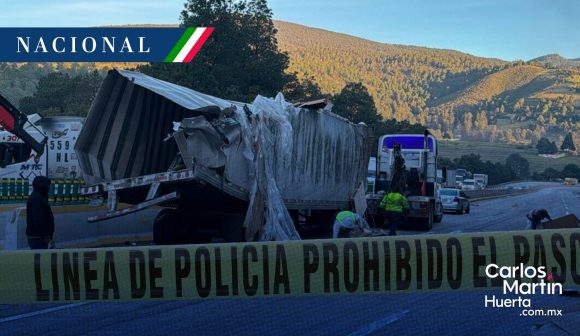Tráiler termina volcado en la autopista México-Puebla; el conductor murió