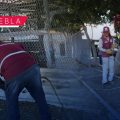 Tras 16 años, retiran rejas de vecino gandalla en espacio público en parque de la China Poblana