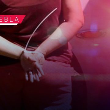 Vecinos de Totimehuacan detienen a mujer por robar tortas a comercio local