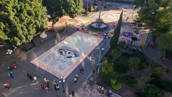 ¡Puebla de Gala! Inauguran tapete monumental y ofrenda del Palacio Municipal