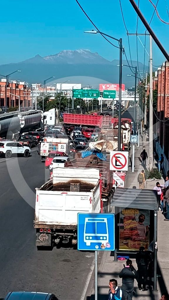 Bloqueo total en Periférico Ecológico por protesta de transportistas 1 caos Periferico