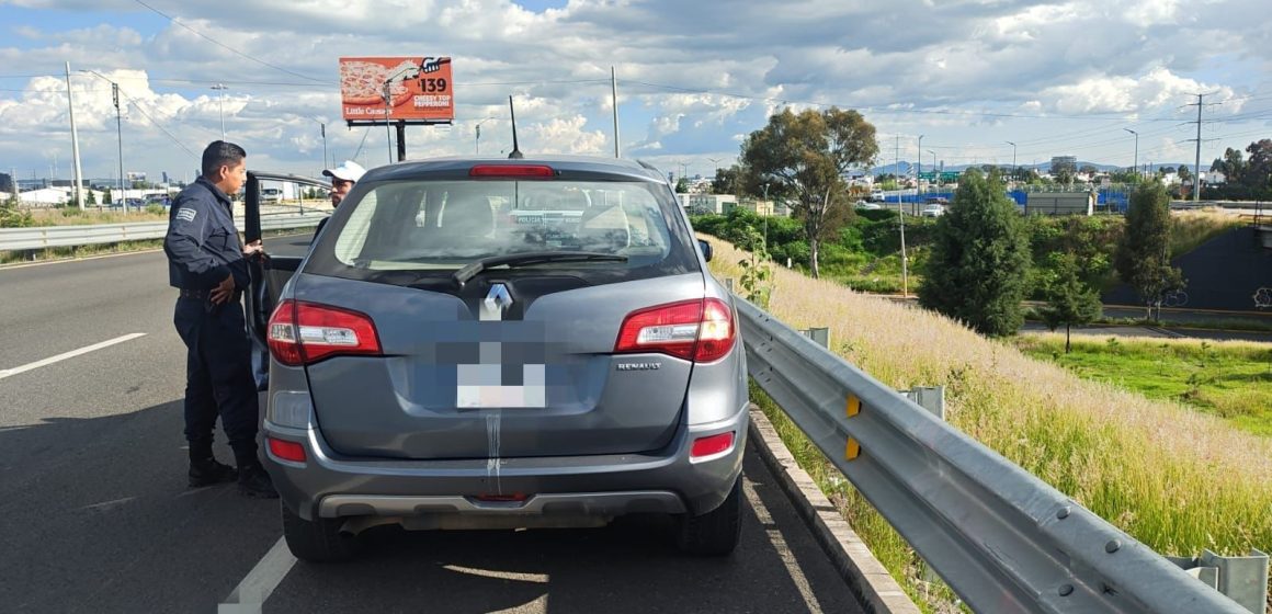 SSCyPC de Cuautlancingo recupera auto con reporte de robo y asegura al conductor