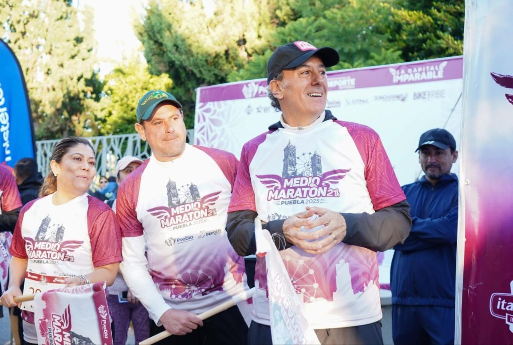 Pepe Chedraui dio el banderazo de la salida al Medio Maratón 21K Puebla 2025 1 d10bed4a d1e6 4167 ae92 8a346c54d5c8