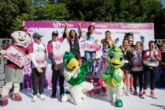 Pepe Chedraui dio el banderazo de la salida al Medio Maratón 21K Puebla 2025