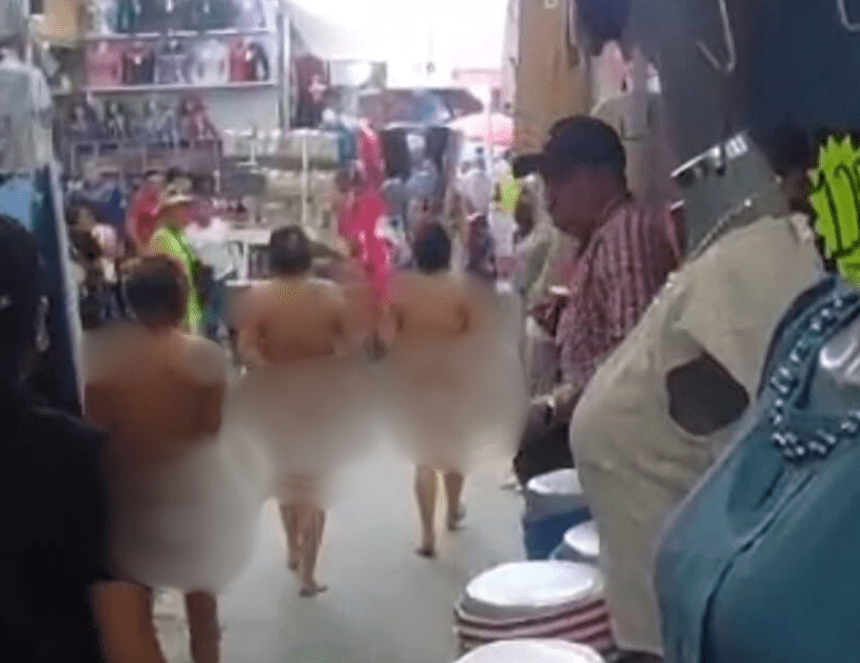 desnudos Exhiben y desnudan a presuntas ladronas en el tianguis de San Martín Texmelucan