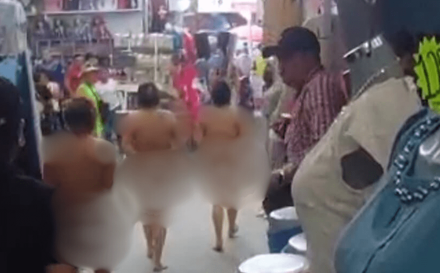 Exhiben y desnudan a presuntas ladronas en el tianguis de San Martín Texmelucan