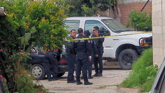 Mujer muere a balazos en riña por un terreno en San Pablo Xochimehuacan