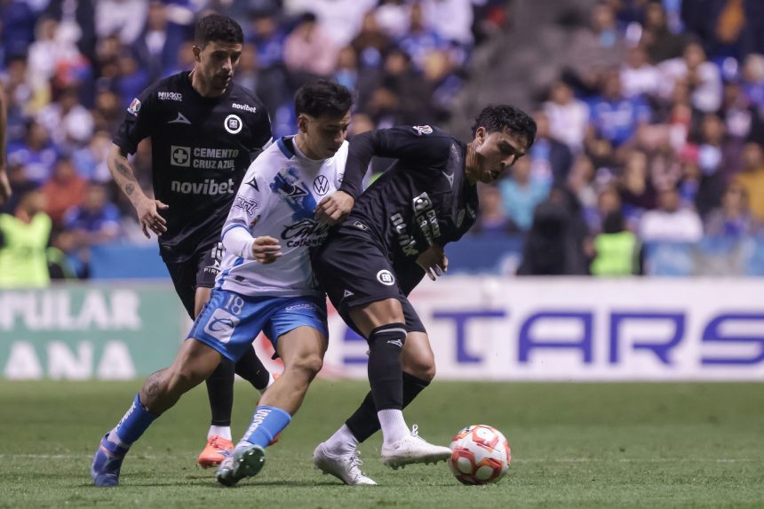 Cruz Azul golea 3-0 a Puebla en el estadio Cuauhtémoc