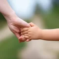 Fiscalía de Puebla reintegra a tres menores con su madre tras casi tres años de separación