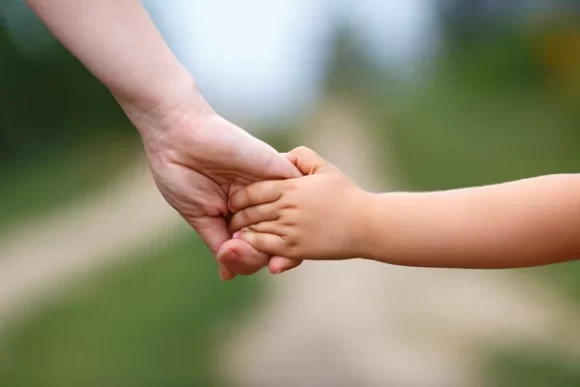 Fiscalía de Puebla reintegra a tres menores con su madre tras casi tres años de separación