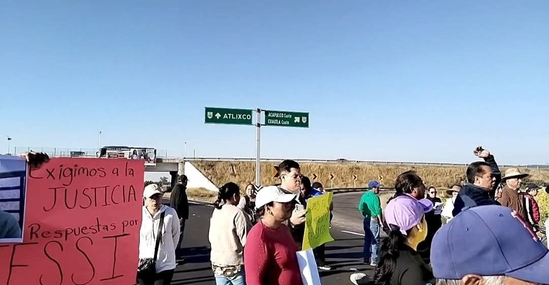 manifestación Bloquean autopista Puebla-Atlixco exigiendo búsqueda de profesora desaparecida