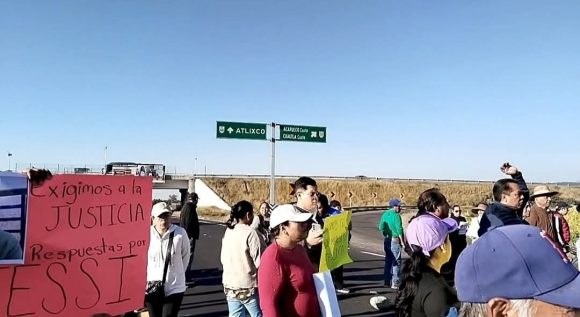 Bloquean autopista Puebla-Atlixco exigiendo búsqueda de profesora desaparecida