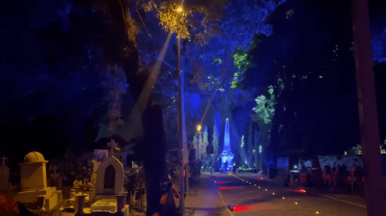 panteón Sombras, luces y susurros del pasado marcan el inicio de los recorridos nocturnos en el Panteón Municipal de Puebla