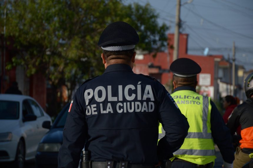 Detienen a hombre que intentó desarmar a policías para suicidarse en Plaza Dorada