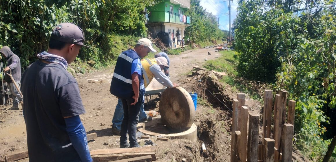 Limpieza y desazolve de drenaje realizó Agua de Puebla en la Sierra Norte