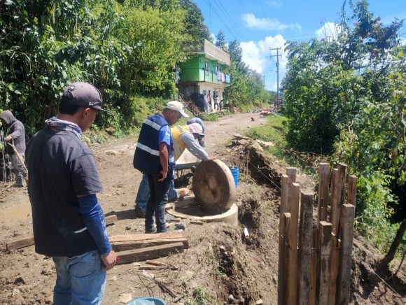 Limpieza y desazolve de drenaje realizó Agua de Puebla en la Sierra Norte