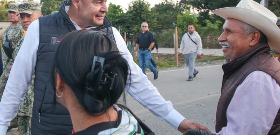 AA_1411_2__(4) Puebla de pie, gobernador Armenta supervisa entrega de apoyos en El Carrizal